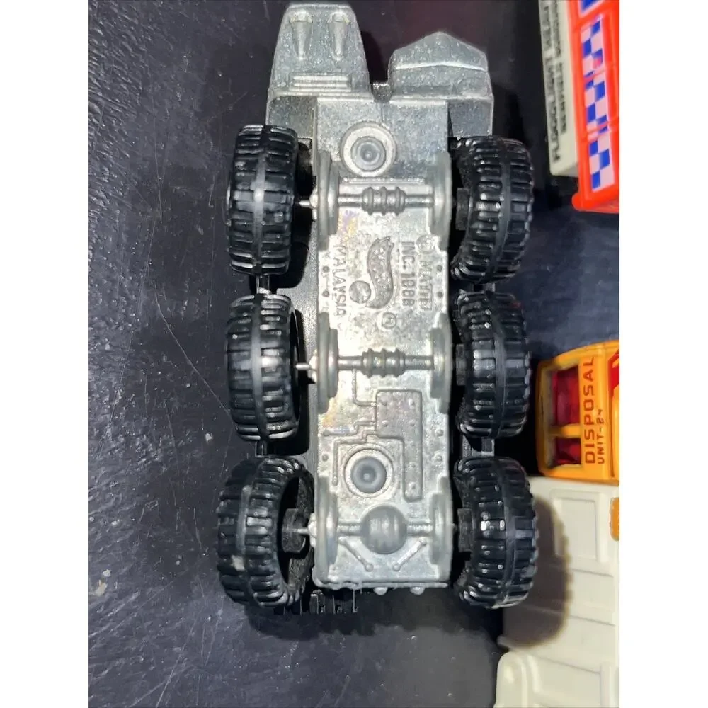 Lot 8-Matchbox-Hot Wheels-REFUSE TRUCK-Space Rover-fire Rescue-twang-Batmobile￼